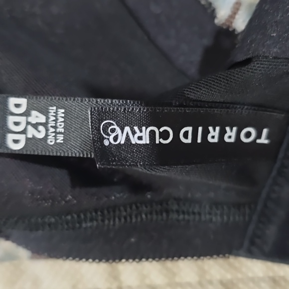 NWOT..Chic Lace Overlay Bra in Black and Purple - Picture 3 of 4